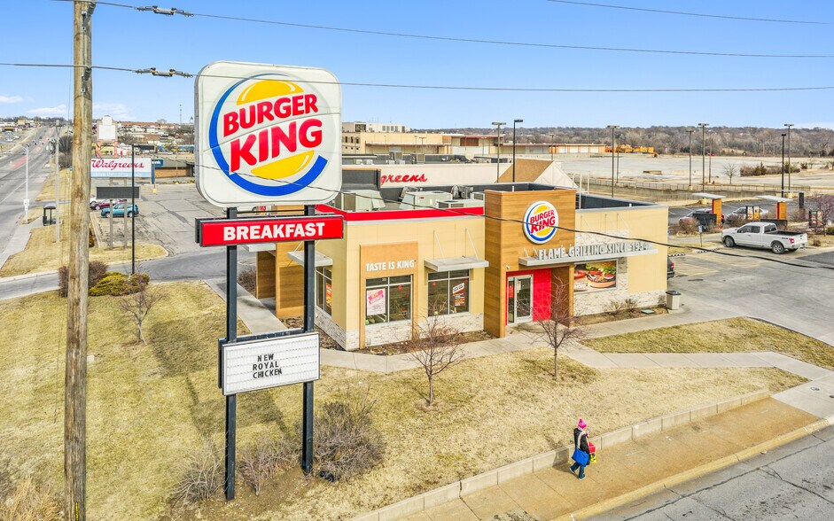 3690 SW Topeka Blvd, Topeka, KS à vendre - Photo du bâtiment - Image 3 de 8