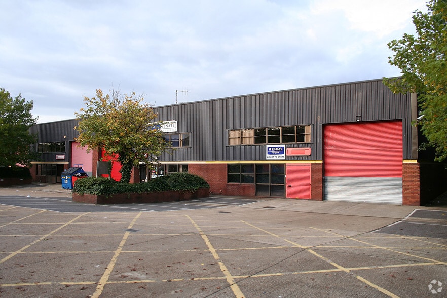 Lion Park Ave, Chessington for lease - Primary Photo - Image 1 of 3