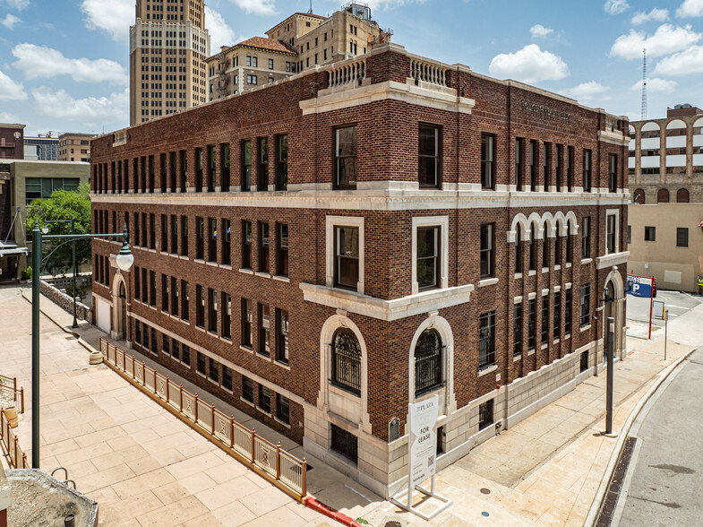 200 Main Plz, San Antonio, TX for lease - Building Photo - Image 1 of 27