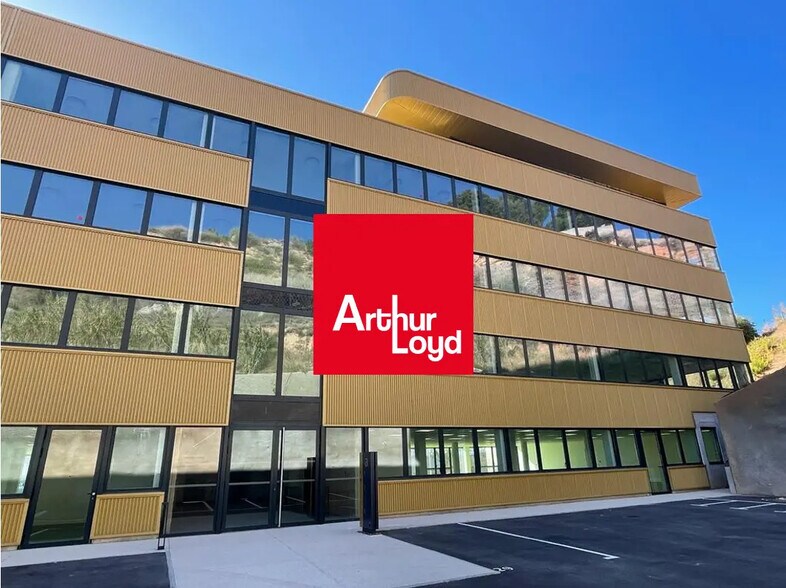 Office in Marseille for lease - Building Photo - Image 1 of 6