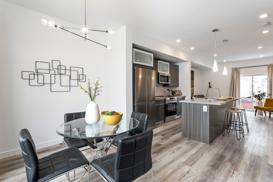 High Quality Townhouse Portfolio portfolio of 2 properties for sale on LoopNet.ca - Building Photo - Image 3 of 9