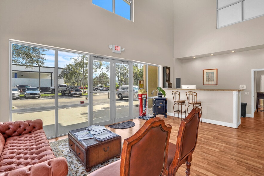 10101 Lantana Rd, Lake Worth, FL for lease - Lobby - Image 3 of 34