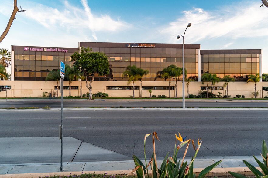 12828 Harbor Blvd, Garden Grove, CA à louer - Photo du bâtiment - Image 3 de 14