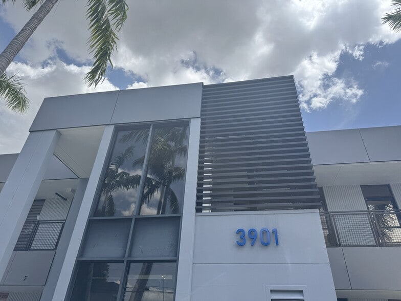 3901 NW 79th Ave, Doral, FL à louer - Photo du bâtiment - Image 3 de 9