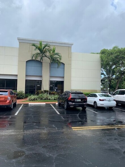 674-692 S Military Trl, Deerfield Beach, FL for lease - Building Photo - Image 1 of 7