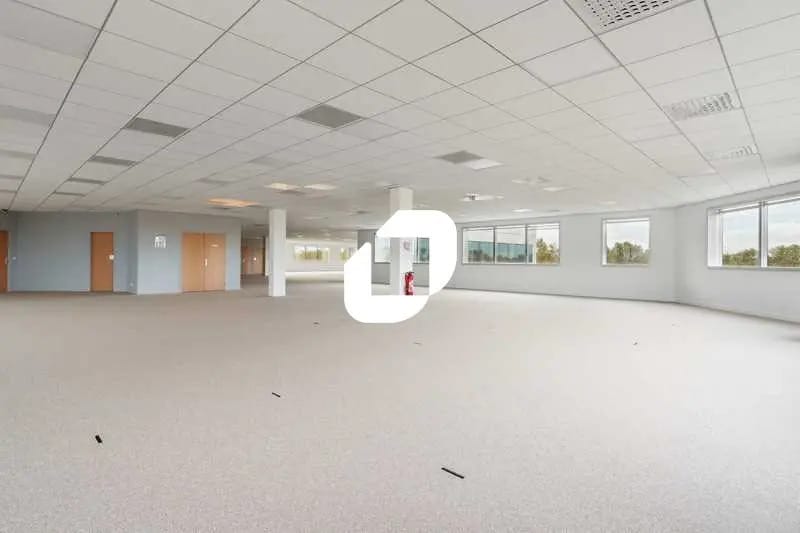 Office in Villepinte for lease - Building Photo - Image 1 of 13