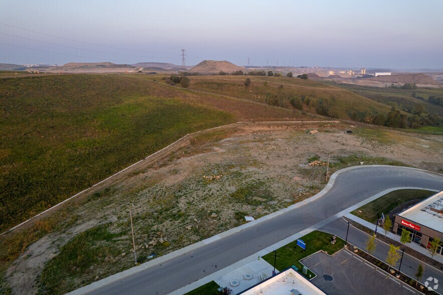 319 Nolanridge Crt NW, Calgary, AB à vendre - Photo du bâtiment - Image 1 de 2