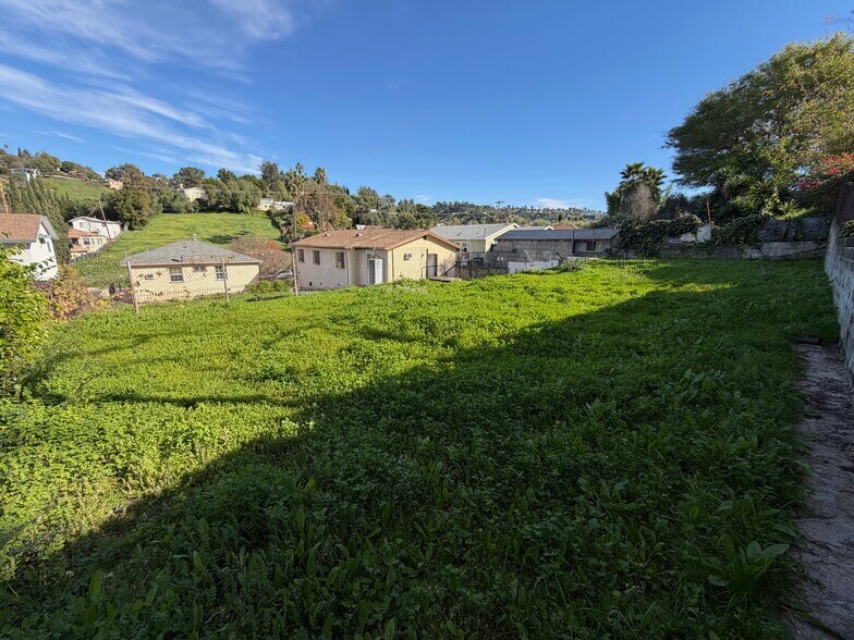 Avenue 33 Redevelopment Portfolio portefeuille de 2 propriétés à vendre sur LoopNet.ca - Photo du bâtiment - Image 3 de 9