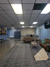 6125 N 2nd St, Loves Park, IL for lease Interior Photo- Image 2 of 2