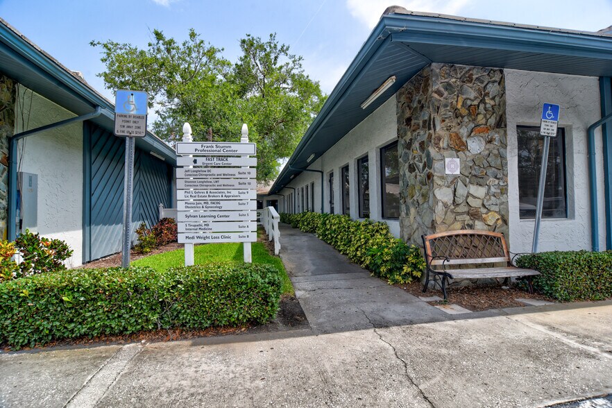 3275 66th St N, Saint Petersburg, FL à vendre - Photo du bâtiment - Image 1 de 44