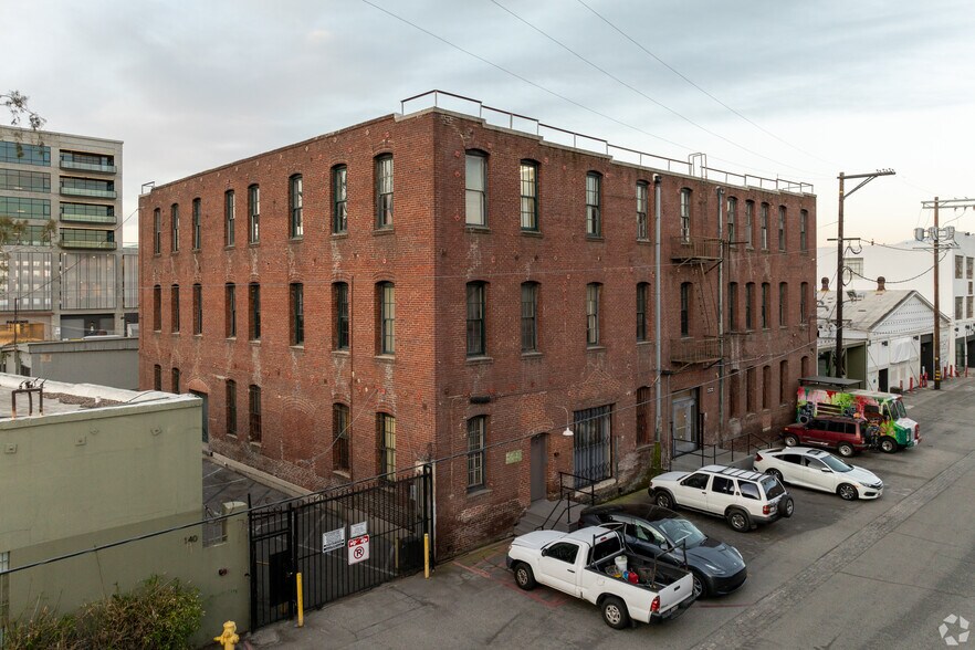 2140 E 7th Pl, Los Angeles, CA à louer - Photo du bâtiment - Image 1 de 8