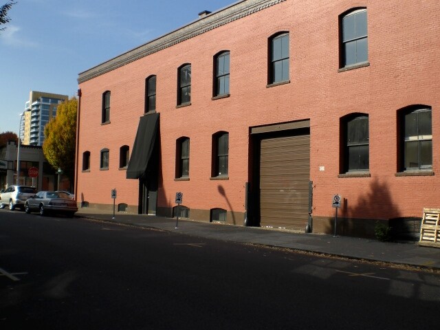 825 NW Davis St, Portland, OR à louer - Photo du bâtiment - Image 2 de 4