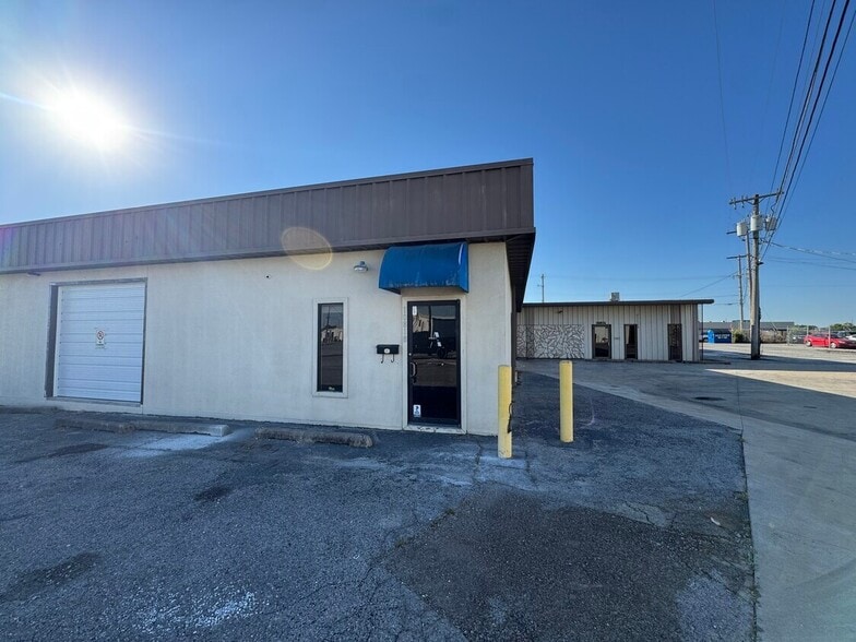 10828 E Newton St, Tulsa, OK for lease - Building Photo - Image 1 of 8