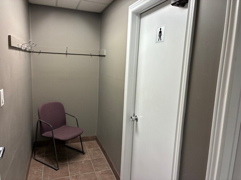 179 King St E, Oshawa, ON for lease - Interior Photo - Image 3 of 9