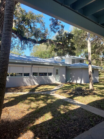 7-9 Magnolia Ave, Yankeetown, FL à vendre - Photo du bâtiment - Image 2 de 19