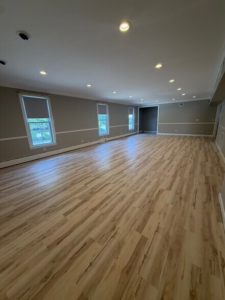 684 Park Ave, Cranston, RI à louer - Photo du bâtiment - Image 2 de 46