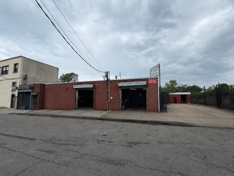 4230 Industrial Pl, Island Park, NY for sale - Building Photo - Image 2 of 5
