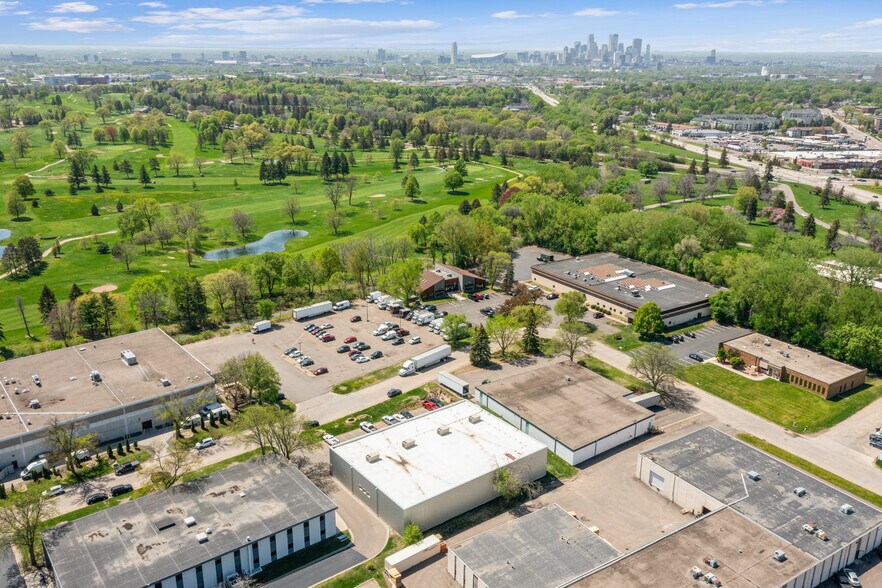 2851 S Anthony Ln, Minneapolis, MN à louer - Photo du bâtiment - Image 3 de 6