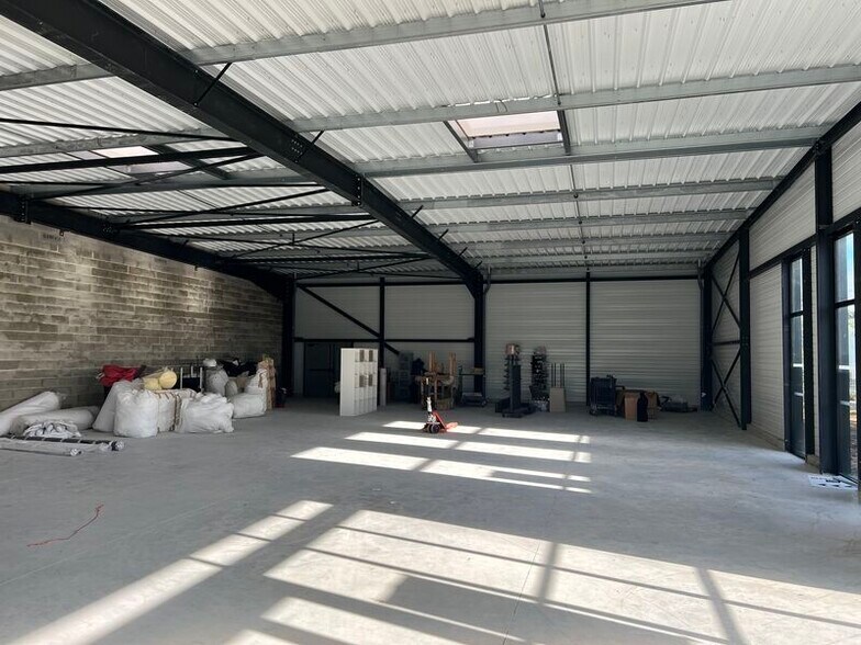 Flex in Sainte-Eulalie for lease - Interior Photo - Image 3 of 5