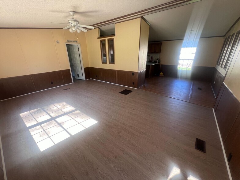 530 Sims St, Maysville, GA for lease - Interior Photo - Image 2 of 21