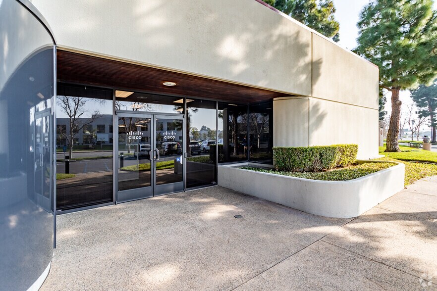 3530 Hyland Ave, Costa Mesa, CA à louer - Photo du bâtiment - Image 2 de 19