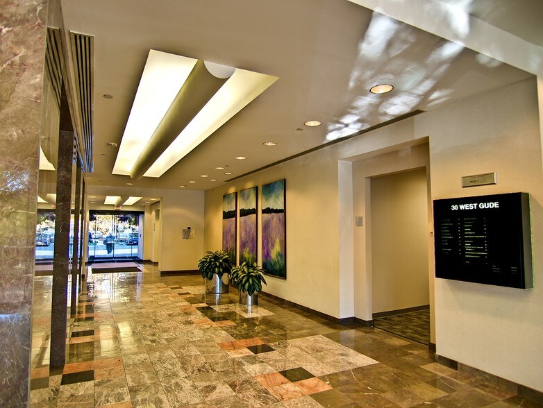 30 W Gude Dr, Rockville, MD à vendre - Hall d’entrée - Image 2 de 11