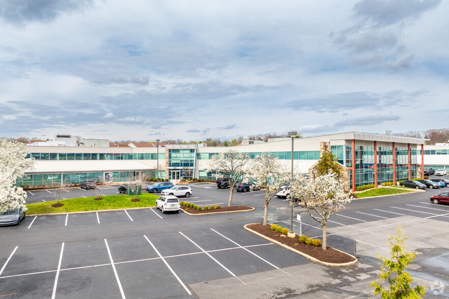 744 W Lancaster Ave, Wayne, PA for lease - Building Photo - Image 2 of 8