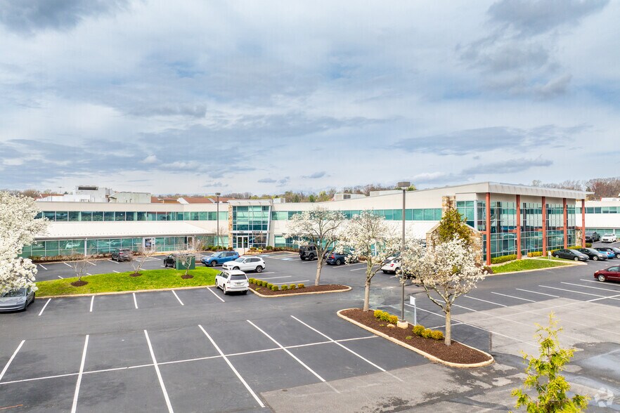 744 W Lancaster Ave, Wayne, PA à louer - Photo du bâtiment - Image 2 de 8