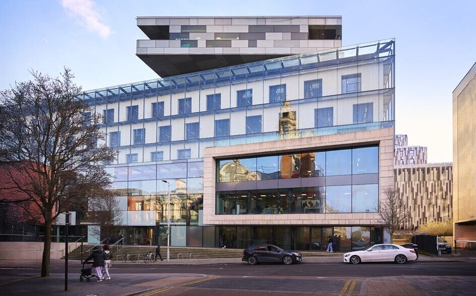 21-35 Wellington St, London for lease - Building Photo - Image 1 of 15