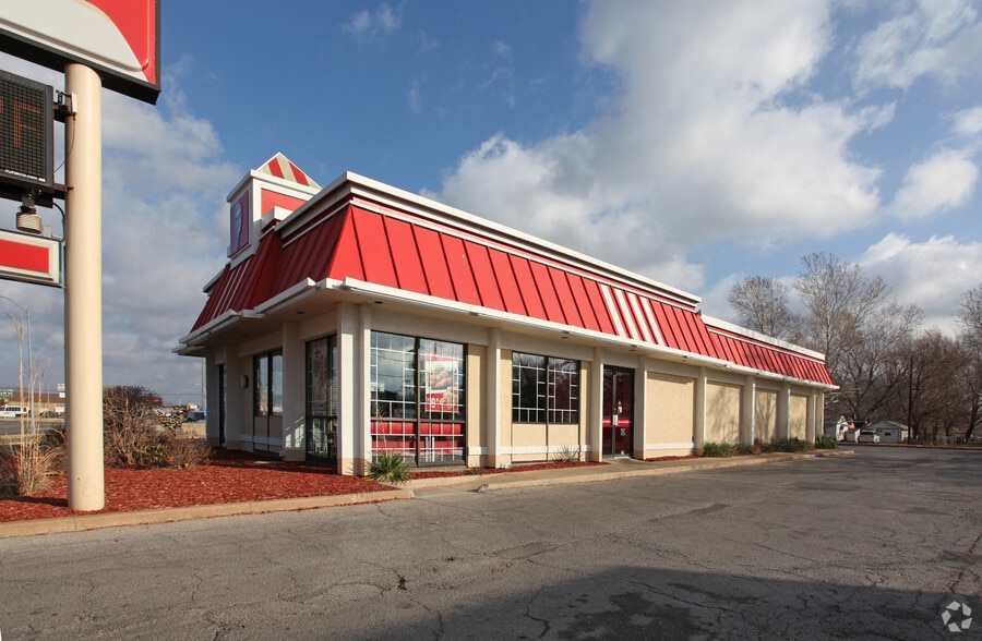 1812 NW Topeka Blvd, Topeka, KS for lease - Primary Photo - Image 1 of 6