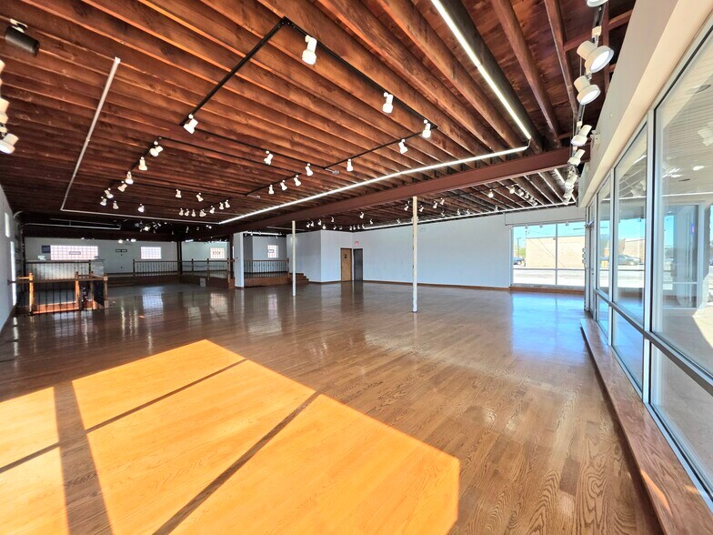 10220 Grand Ave, Franklin Park, IL à louer - Photo du bâtiment - Image 3 de 38