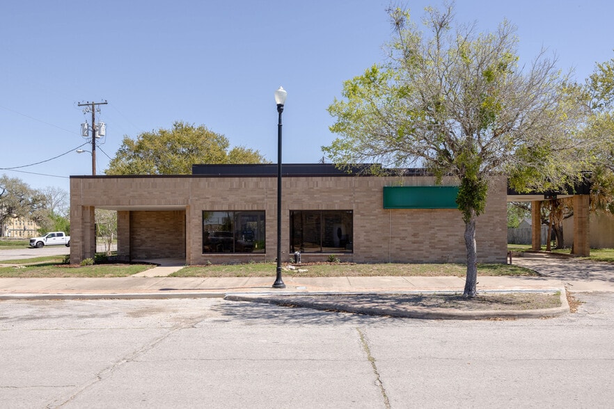 703 Commerce St, Refugio, TX for sale - Primary Photo - Image 1 of 31