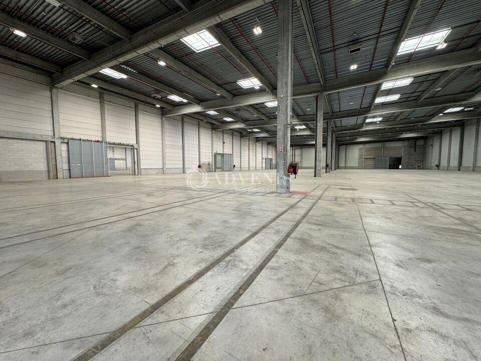 Industrial in Combs-la-Ville for lease Building Photo- Image 1 of 8