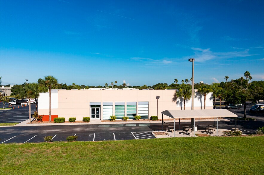 3011 University Center Dr, Tampa, FL à louer - Photo du bâtiment - Image 3 de 6