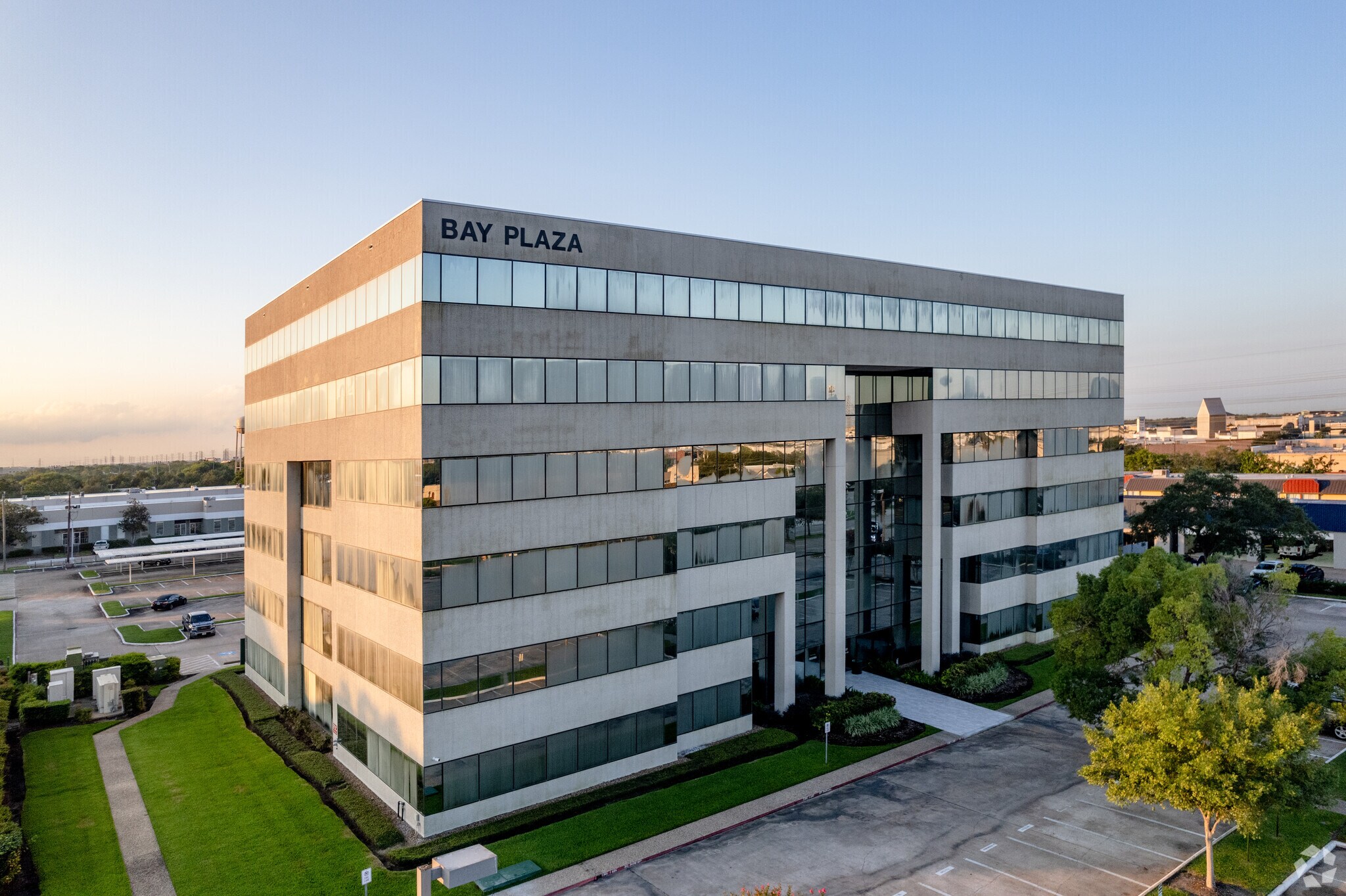 711 W Bay Area Blvd, Webster, TX à louer Photo du bâtiment- Image 1 de 13