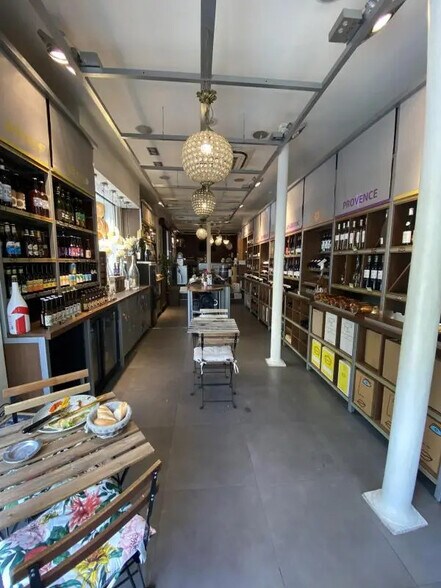 Multifamily in Paris for sale - Interior Photo - Image 3 of 7