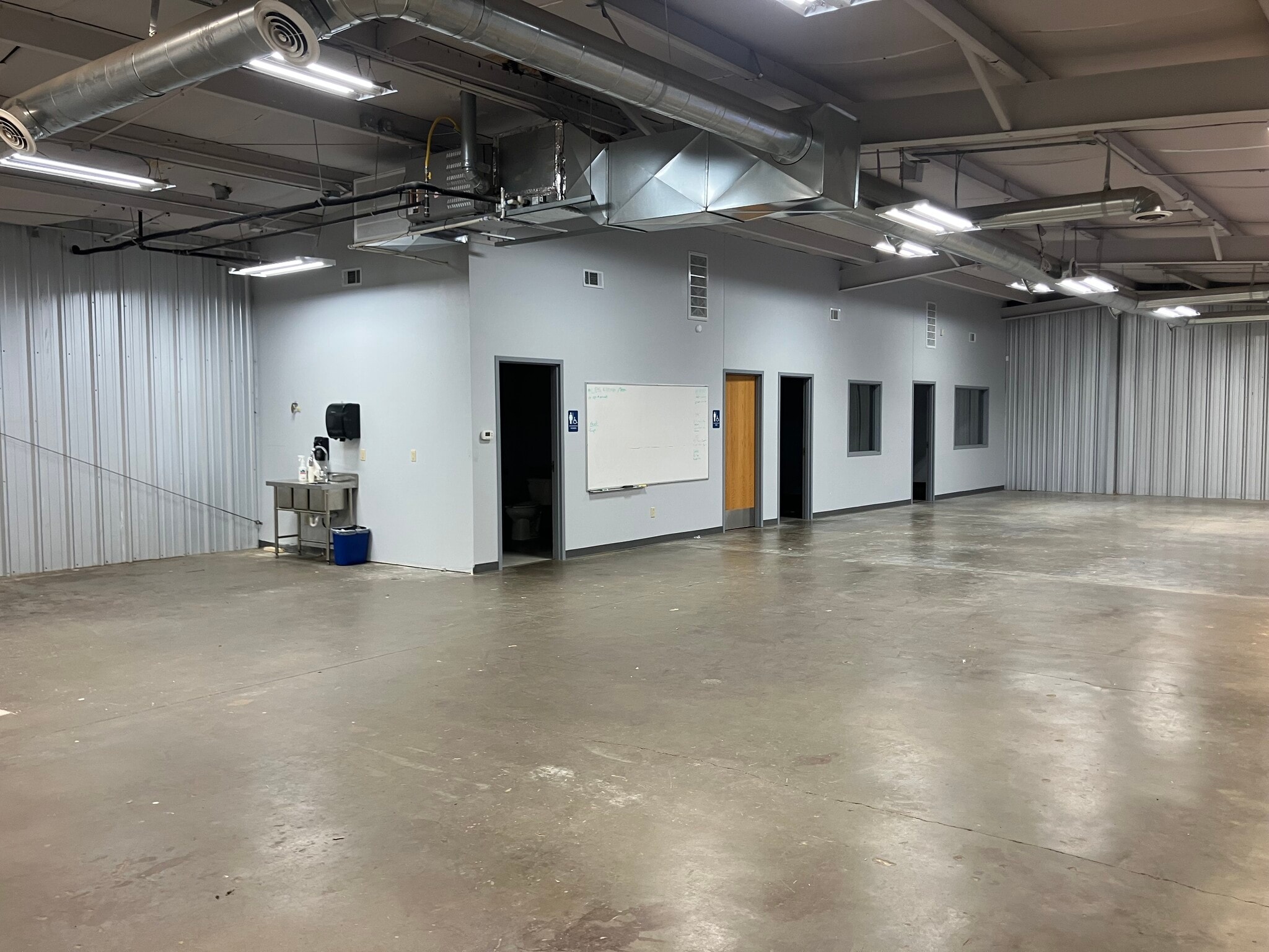 908 SE 21st St, Bentonville, AR for lease Interior Photo- Image 1 of 3