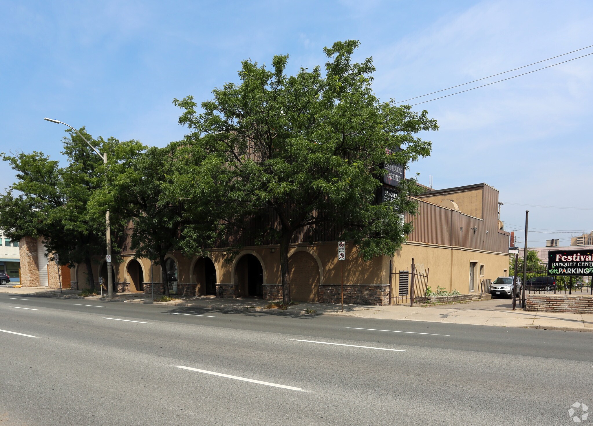 747 King St E, Hamilton, ON for sale Primary Photo- Image 1 of 1