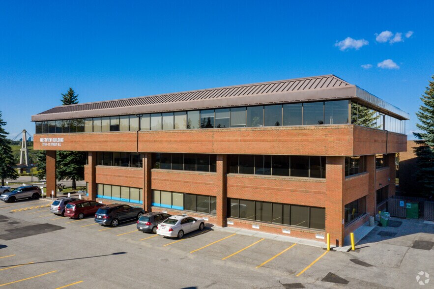 2816 11th St NE, Calgary, AB à vendre - Photo du bâtiment - Image 2 de 11