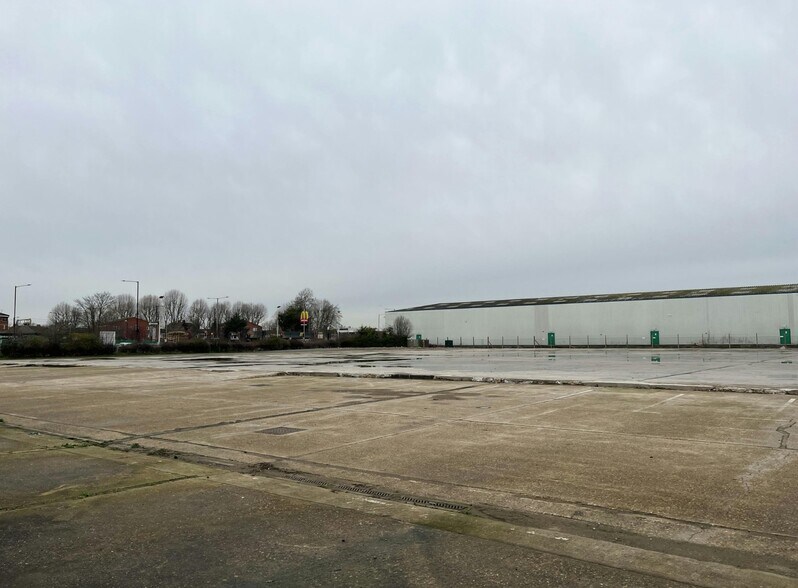 1371 Mollison Av, Enfield à louer - Photo du bâtiment - Image 2 de 4