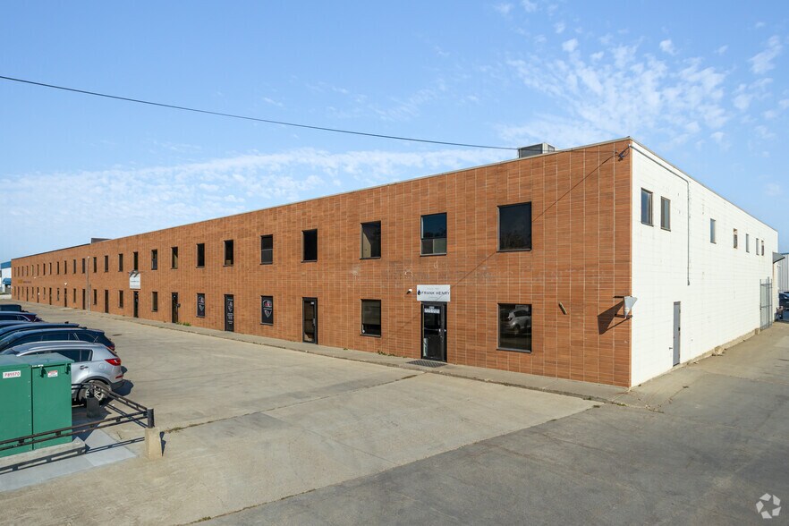 9712-9732 54th Ave NW, Edmonton, AB à louer - Photo du bâtiment - Image 3 de 7