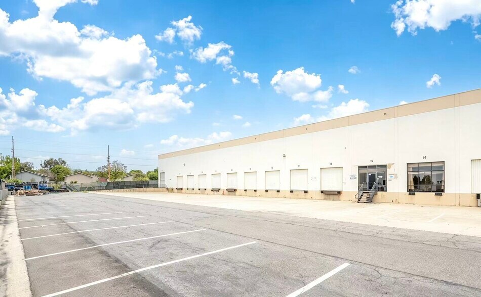 5455 E La Palma Ave, Anaheim, CA à louer - Photo du bâtiment - Image 2 de 6