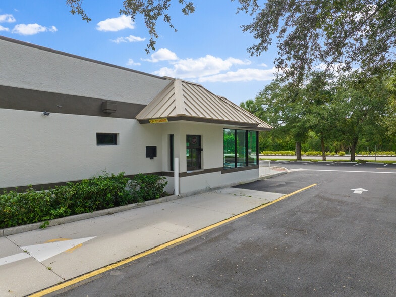 1919 94th Ct, Vero Beach, FL for sale - Building Photo - Image 3 of 9