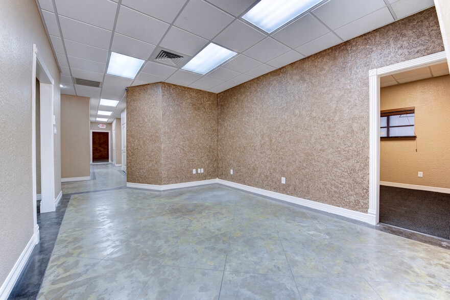 11180 Cox Rd, Conroe, TX for lease - Interior Photo - Image 2 of 11