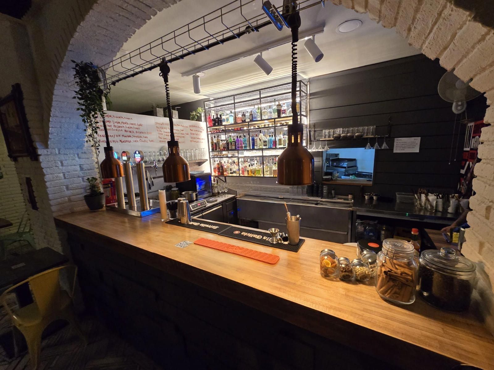 Retail in Barcelona, Barcelona for lease Interior Photo- Image 1 of 22