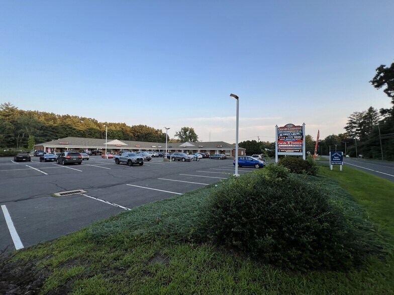 518 Salmon Brook St, Granby, CT à louer - Photo du bâtiment - Image 2 de 12