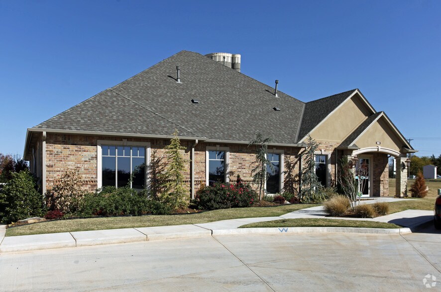 908 SW 107th St, Oklahoma City, OK à louer - Photo principale - Image 2 de 5