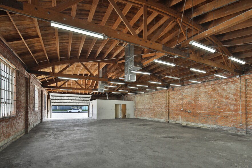 1335 S La Brea Ave, Los Angeles, CA à louer - Photo du bâtiment - Image 3 de 9