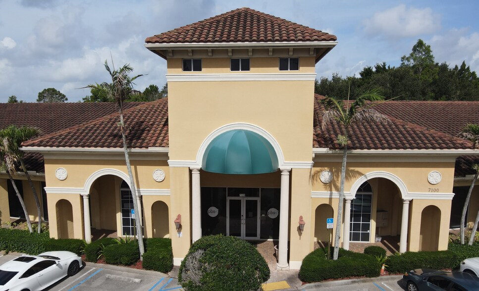 7100 SW Kanner Hwy, Stuart, FL à louer - Photo du bâtiment - Image 1 de 9