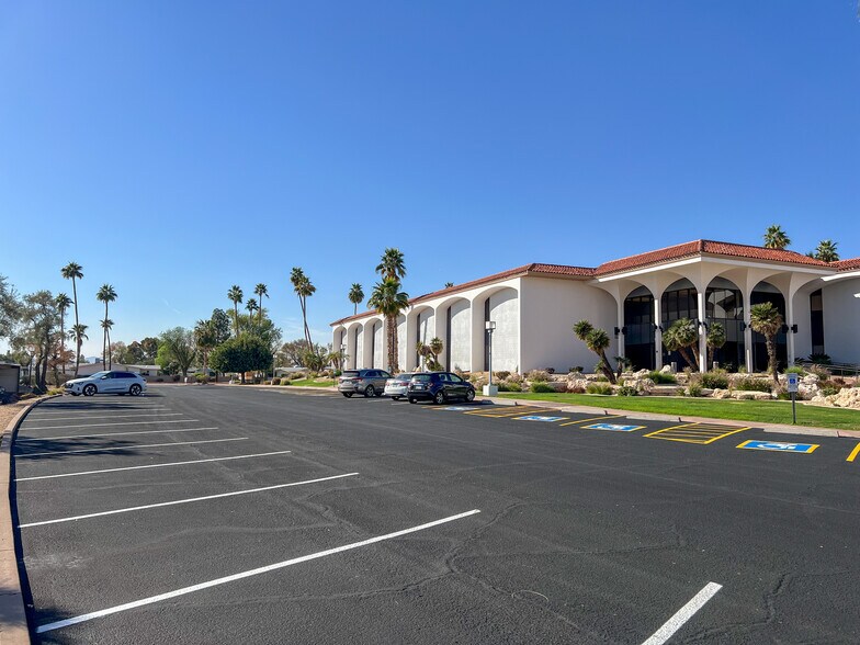 10451 W Palmeras Dr, Sun City, AZ à louer - Photo du bâtiment - Image 3 de 9